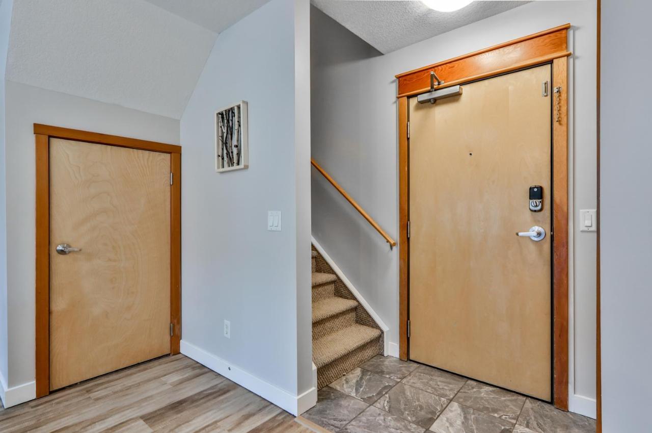 Charming 1 Bdrm Plus Loft With Views Managed By Little Sister Getaways Canmore Eksteriør bilde