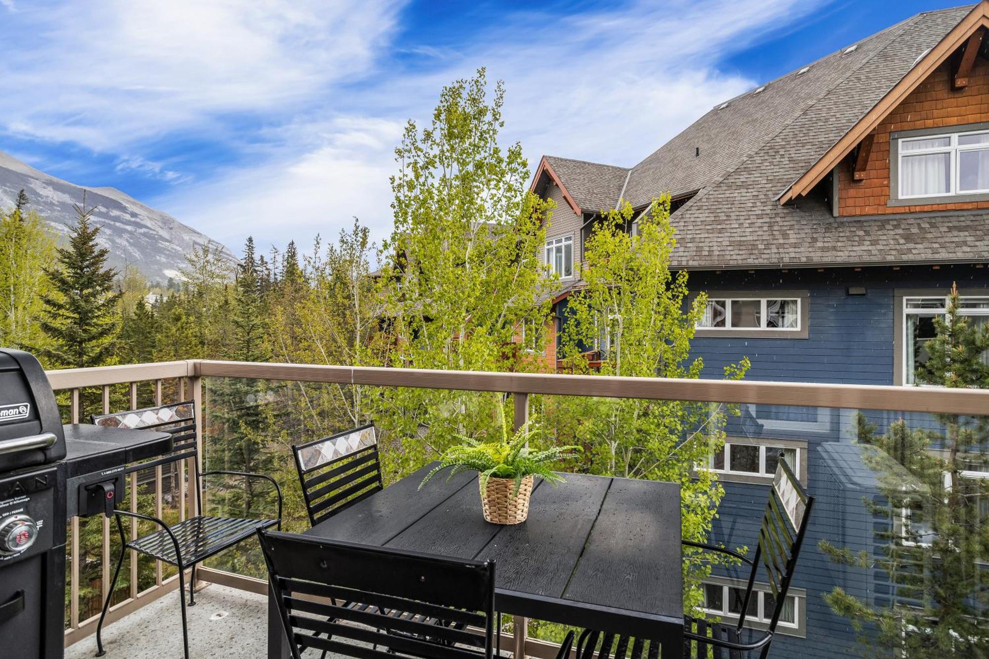 Charming 1 Bdrm Plus Loft With Views Managed By Little Sister Getaways Canmore Eksteriør bilde