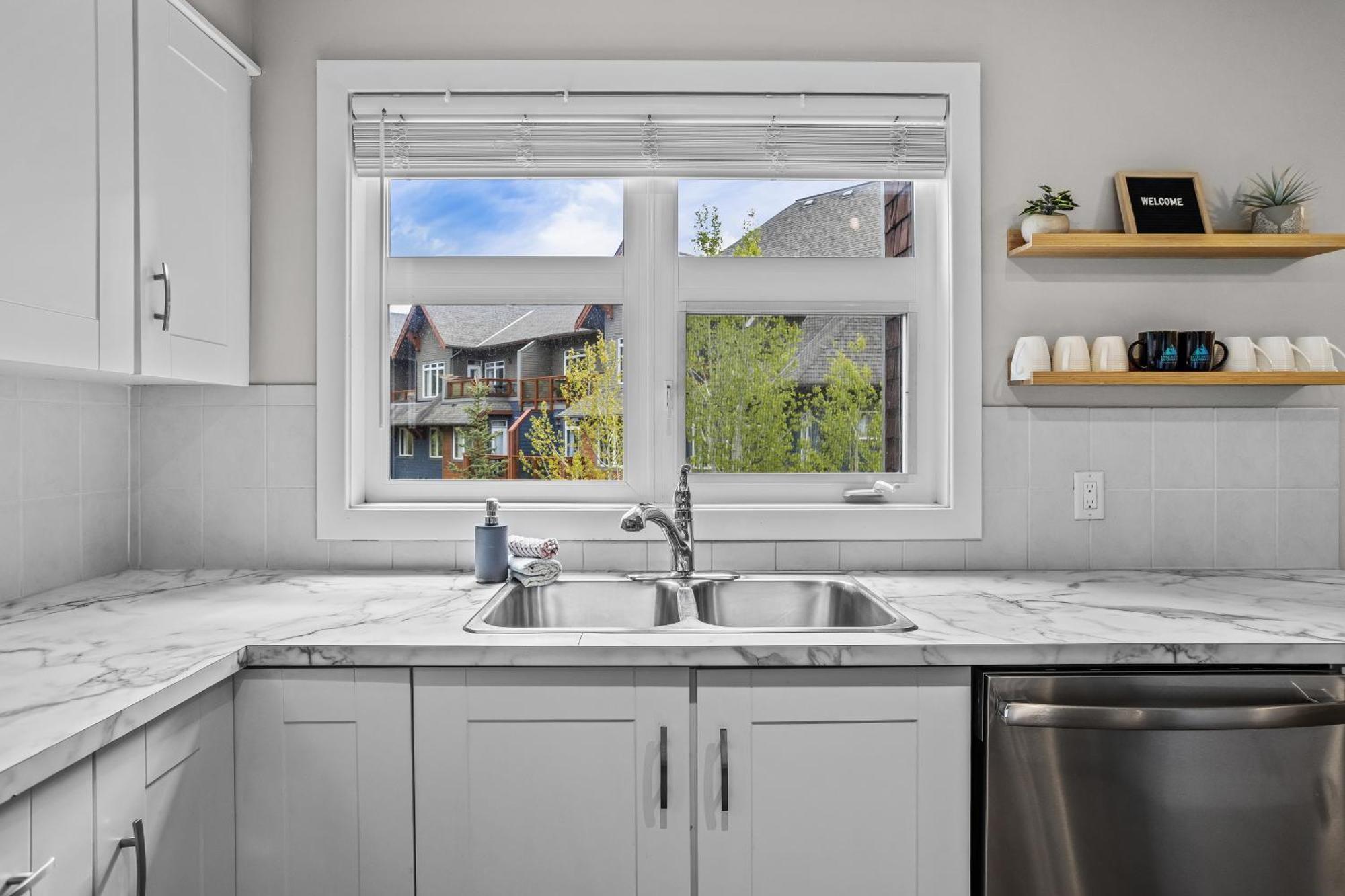 Charming 1 Bdrm Plus Loft With Views Managed By Little Sister Getaways Canmore Eksteriør bilde