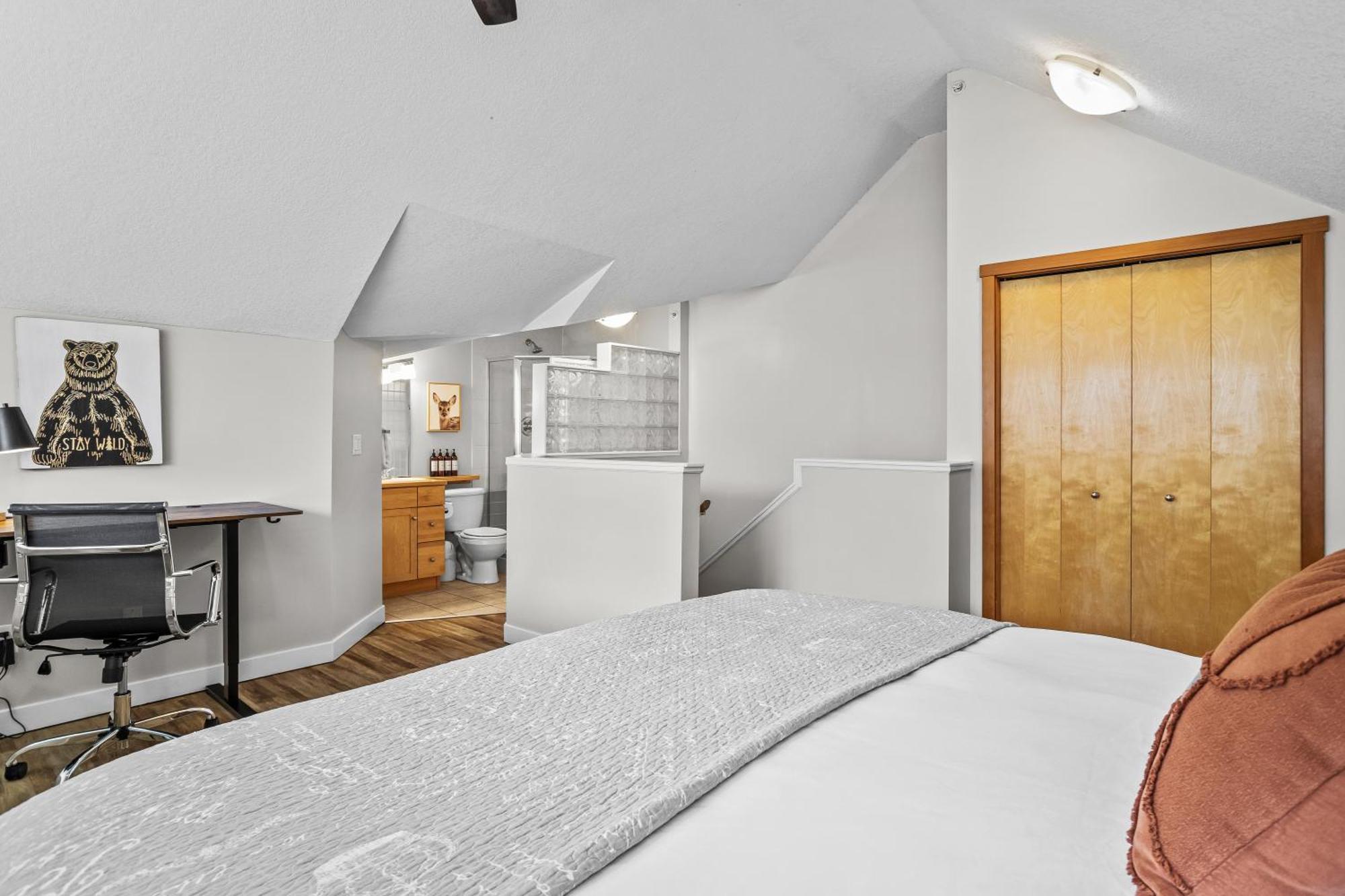 Charming 1 Bdrm Plus Loft With Views Managed By Little Sister Getaways Canmore Eksteriør bilde