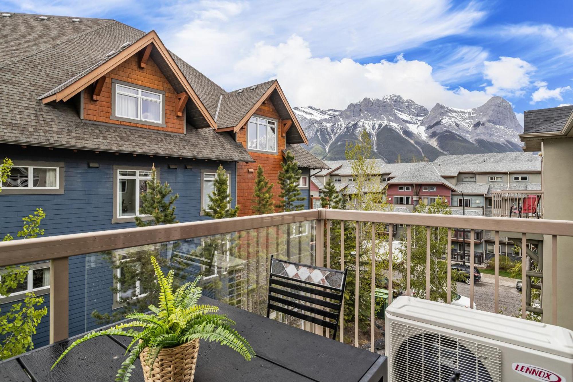 Charming 1 Bdrm Plus Loft With Views Managed By Little Sister Getaways Canmore Eksteriør bilde